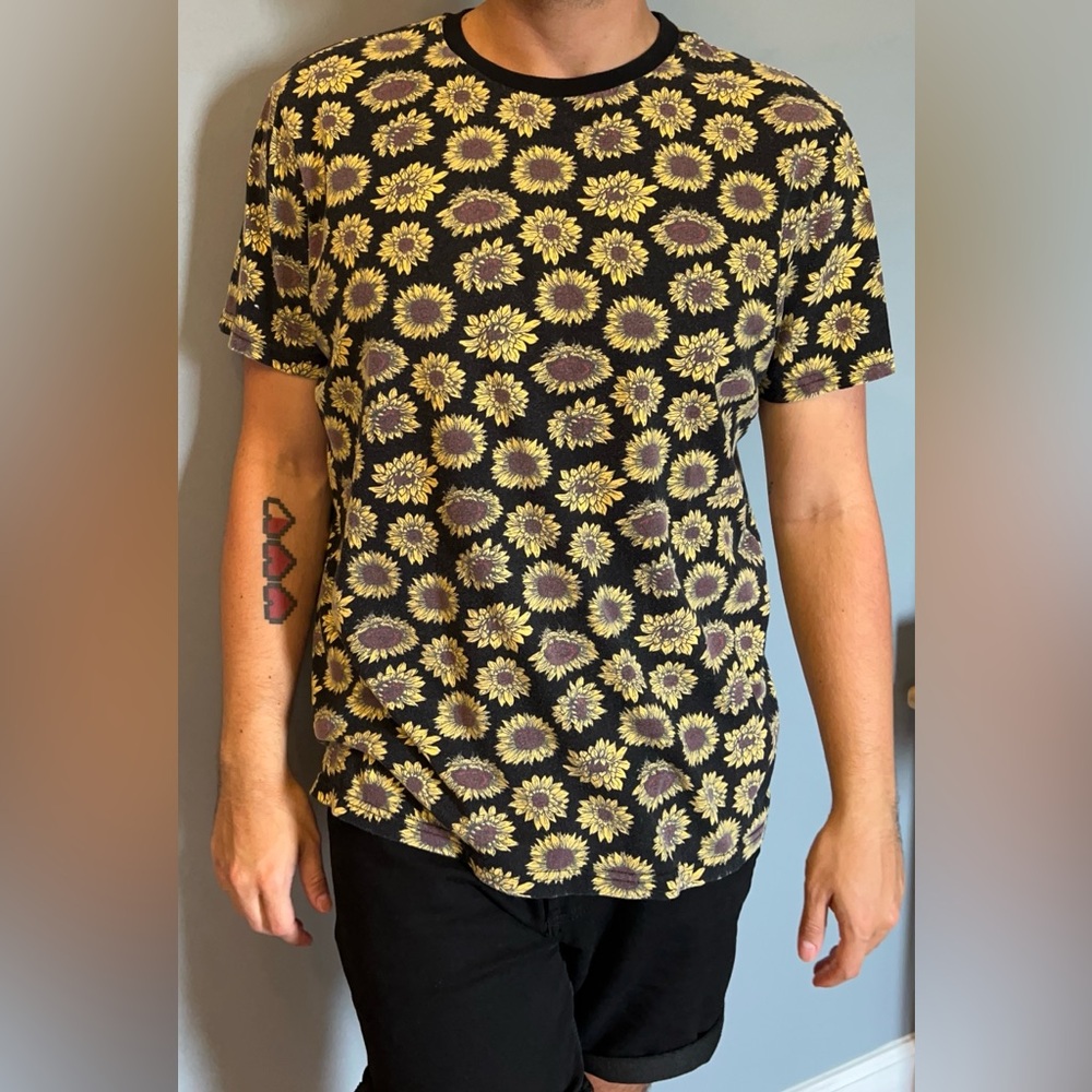 Forever 21 Black and Yellow Sunflower Short Sleeve Tee